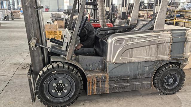 IDD Motion pallet truck in e-commerce warehouse fulfillment