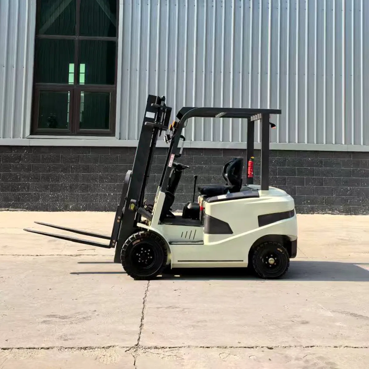 Energy Saving Lithium Ion Battery Powered Electric Forklift with Fast Charging and Maintenance Free Design for Warehouse and Distribution Center Use