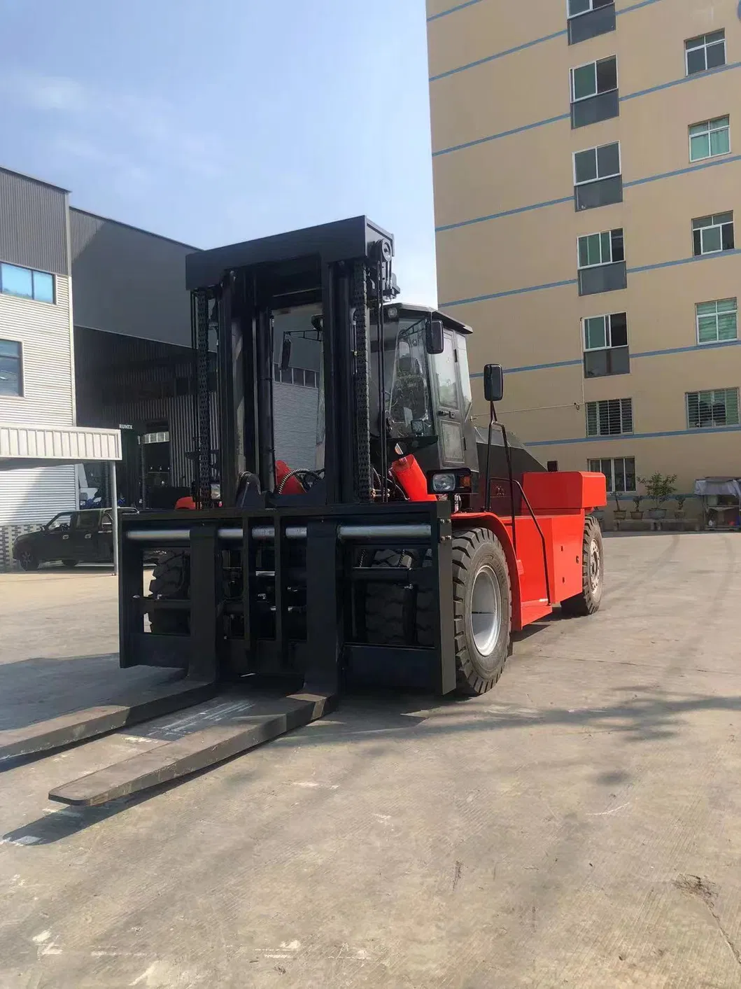 Heavy Duty Forklift 1