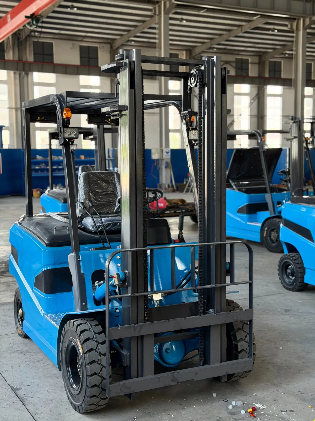 2.5-Ton Lithium Electric Forklift Engineered for Narrow-Aisle Warehouses, Featuring an Adjustable Ergonomic Seat and Full After-Sales Service