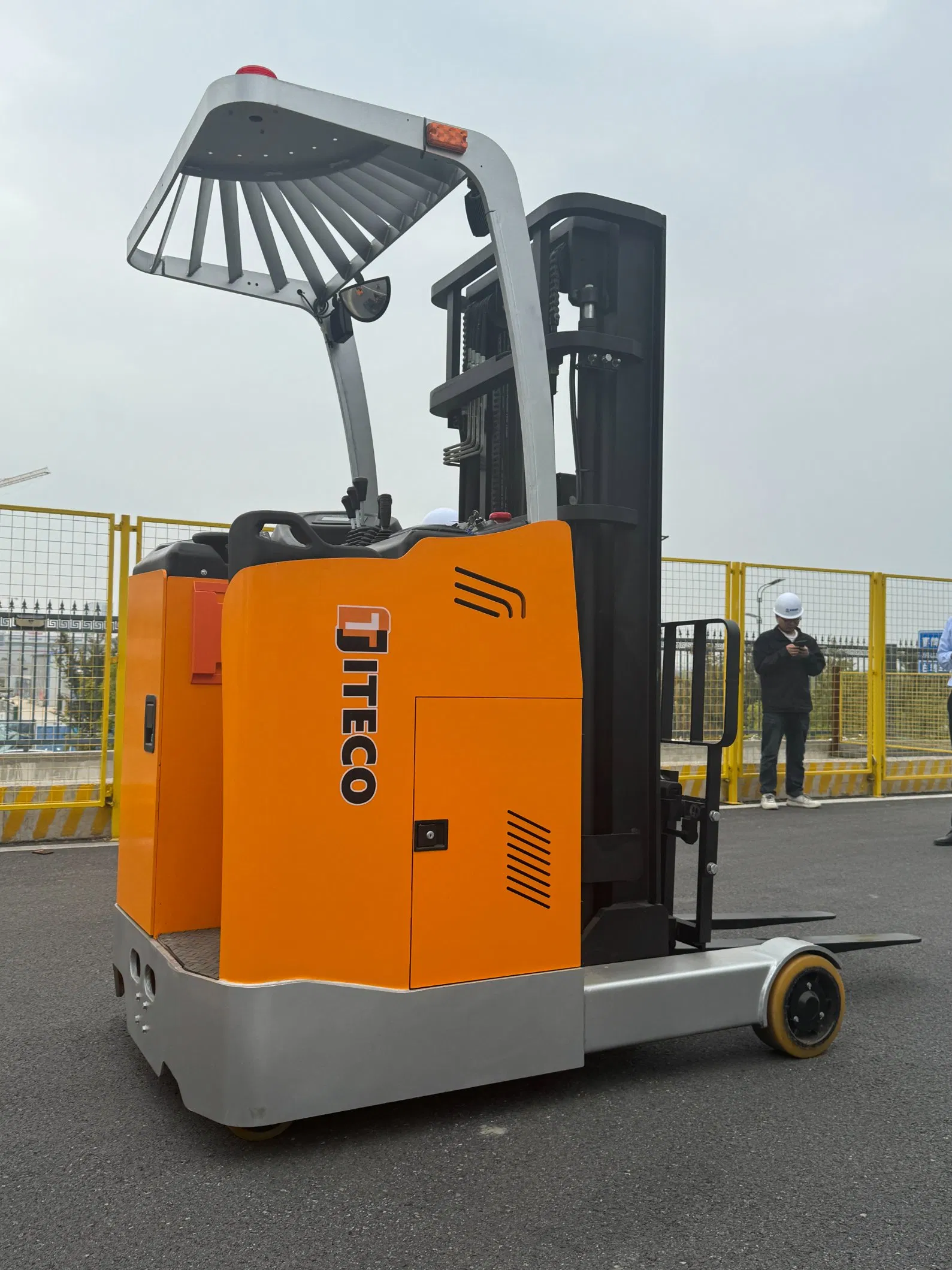 Reach Trucks for Indoor and Outdoor Use High Reach Forklifts Order Pickers