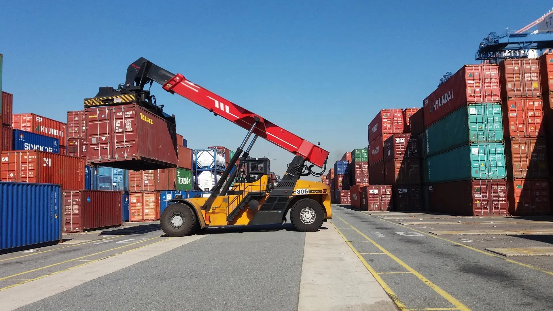 Reach Stacker View 3