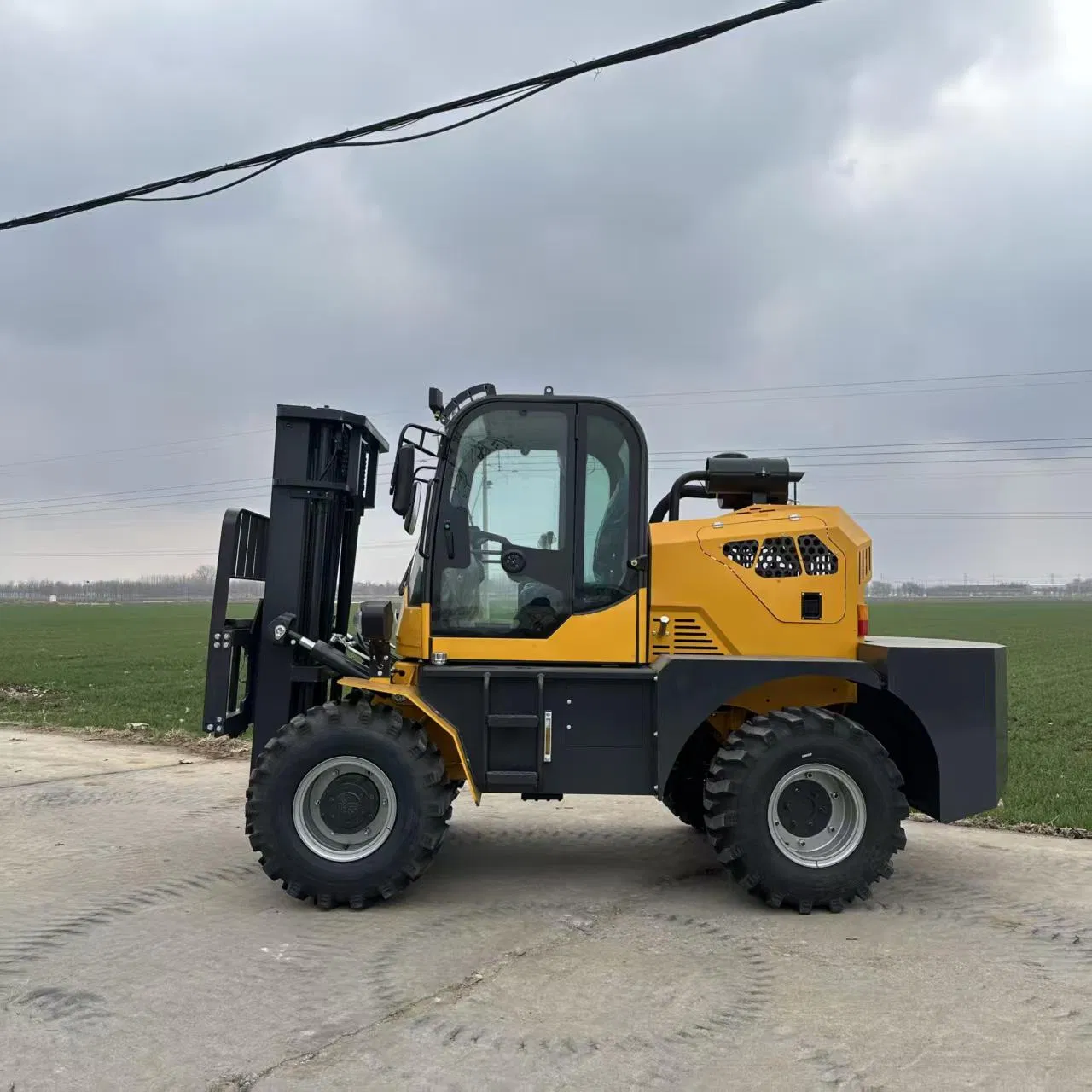 Heavy Duty 3 Ton Diesel 4WD Rough Terrain Forklift High Ground Clearance for Unpaved Road