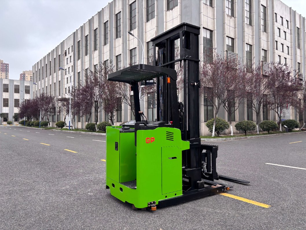 2t Three-Way Electric Forklift/3way Forklift: 6m Lift, 180° Rotation for Space-Optimized Warehousing.