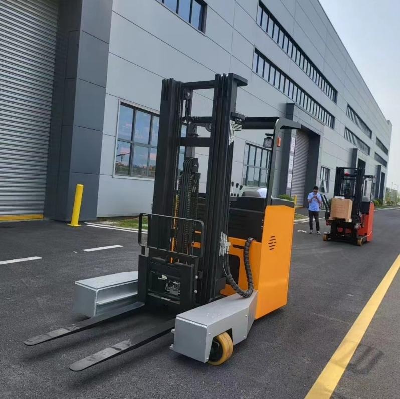 Famous Brand 1.5 Ton 2 Ton 2t 3ton Sit Down/Stand up Stance 4 Way Directional Narrow Aisle Articulated Similar Crown Agv Electric Reach Truck Forklift for Sale