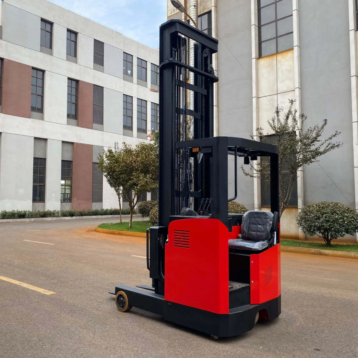 1.5t Electric Reach Truck Warehouse Narrow Aisle Seated Type Forklift
