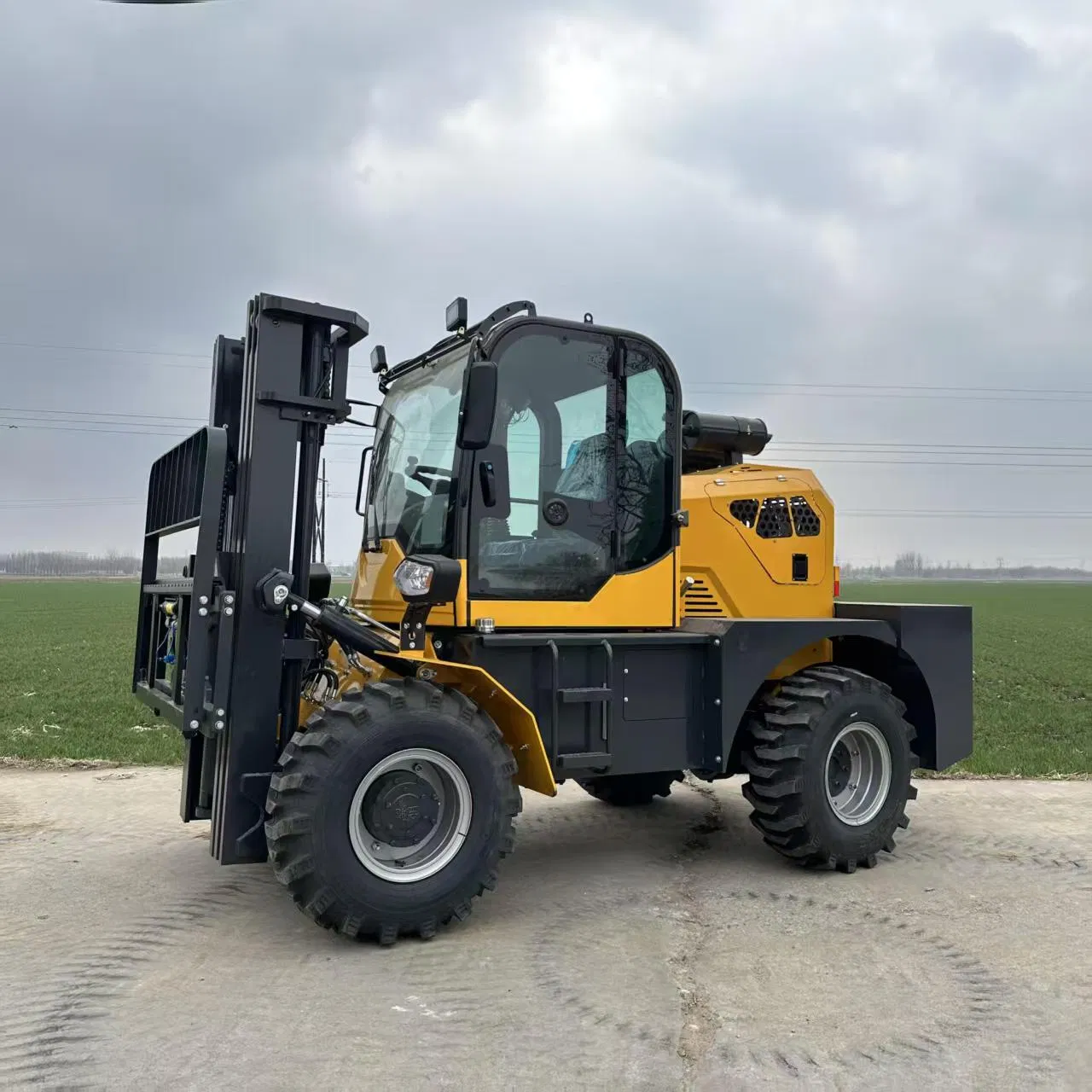 Heavy Duty 3 Ton Diesel 4WD Rough Terrain Forklift High Ground Clearance for Unpaved Road