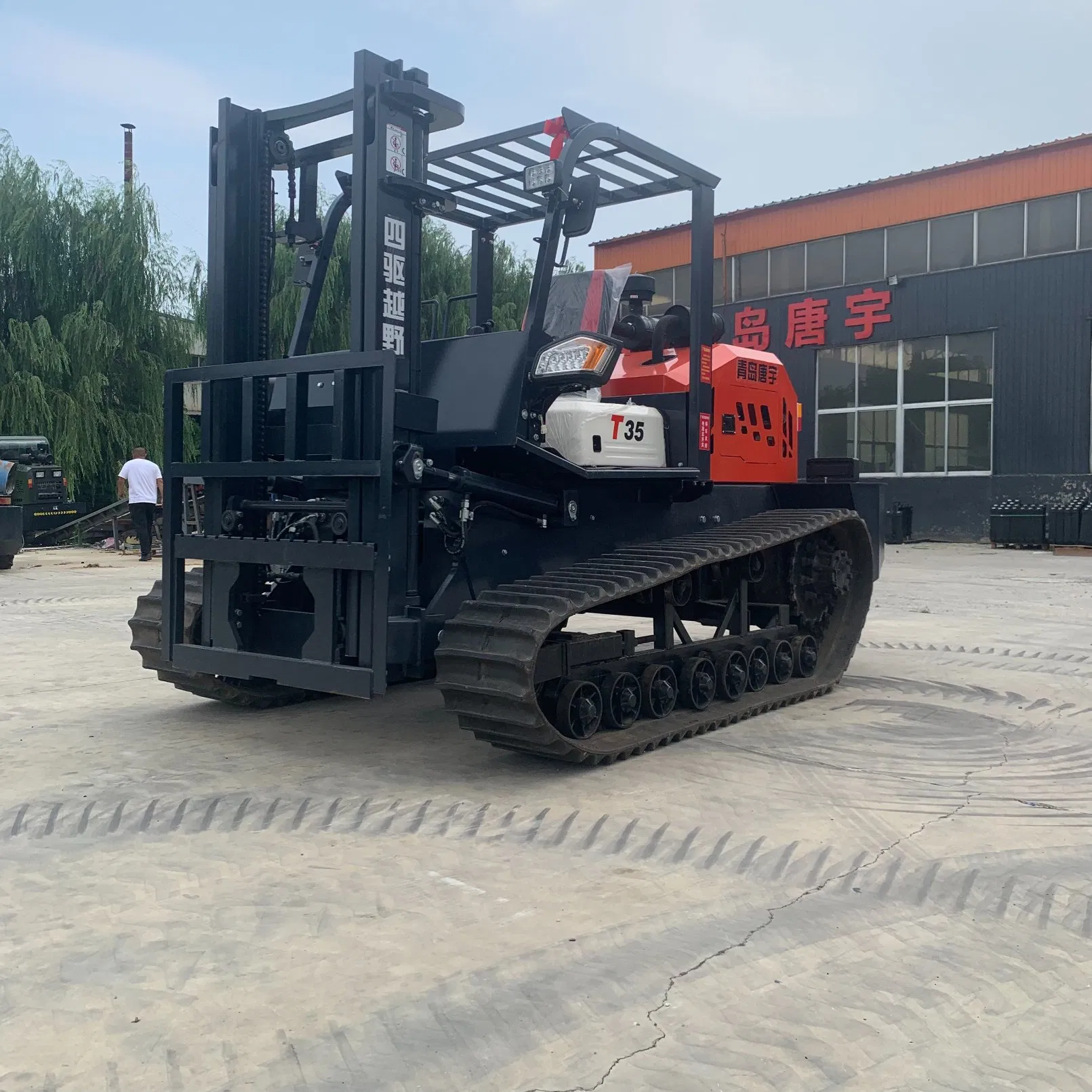 3.5 Ton 4 Wheel Drive All Rough Terrain Forklift Crawler off-Road Forklift It Lifts 3, 000 Kilos to a Height of 4.5 Meters