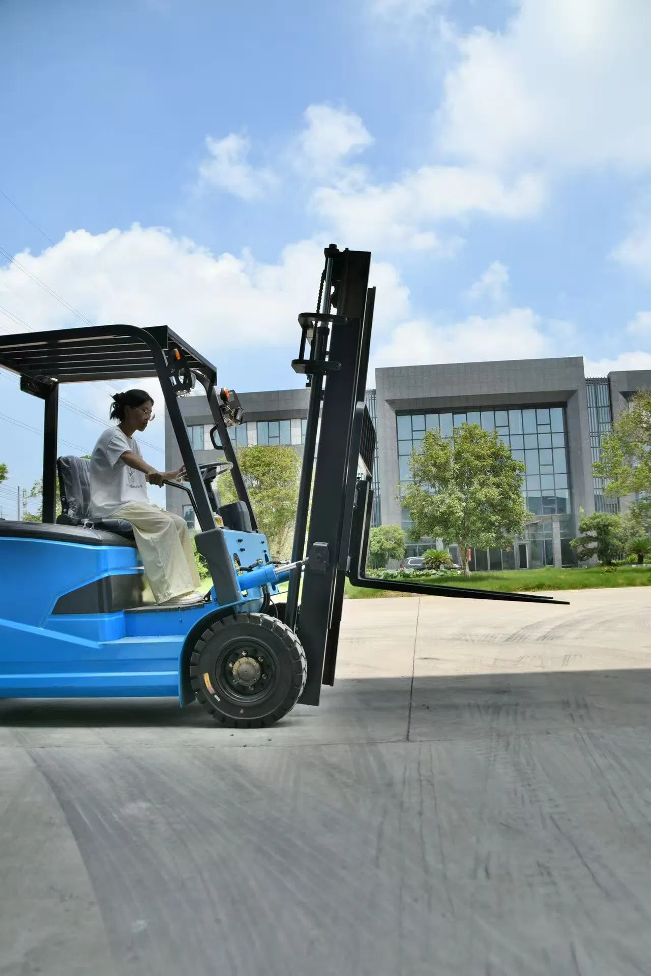 2.5-Ton Lithium Electric Forklift Engineered for Narrow-Aisle Warehouses, Featuring an Adjustable Ergonomic Seat and Full After-Sales Service