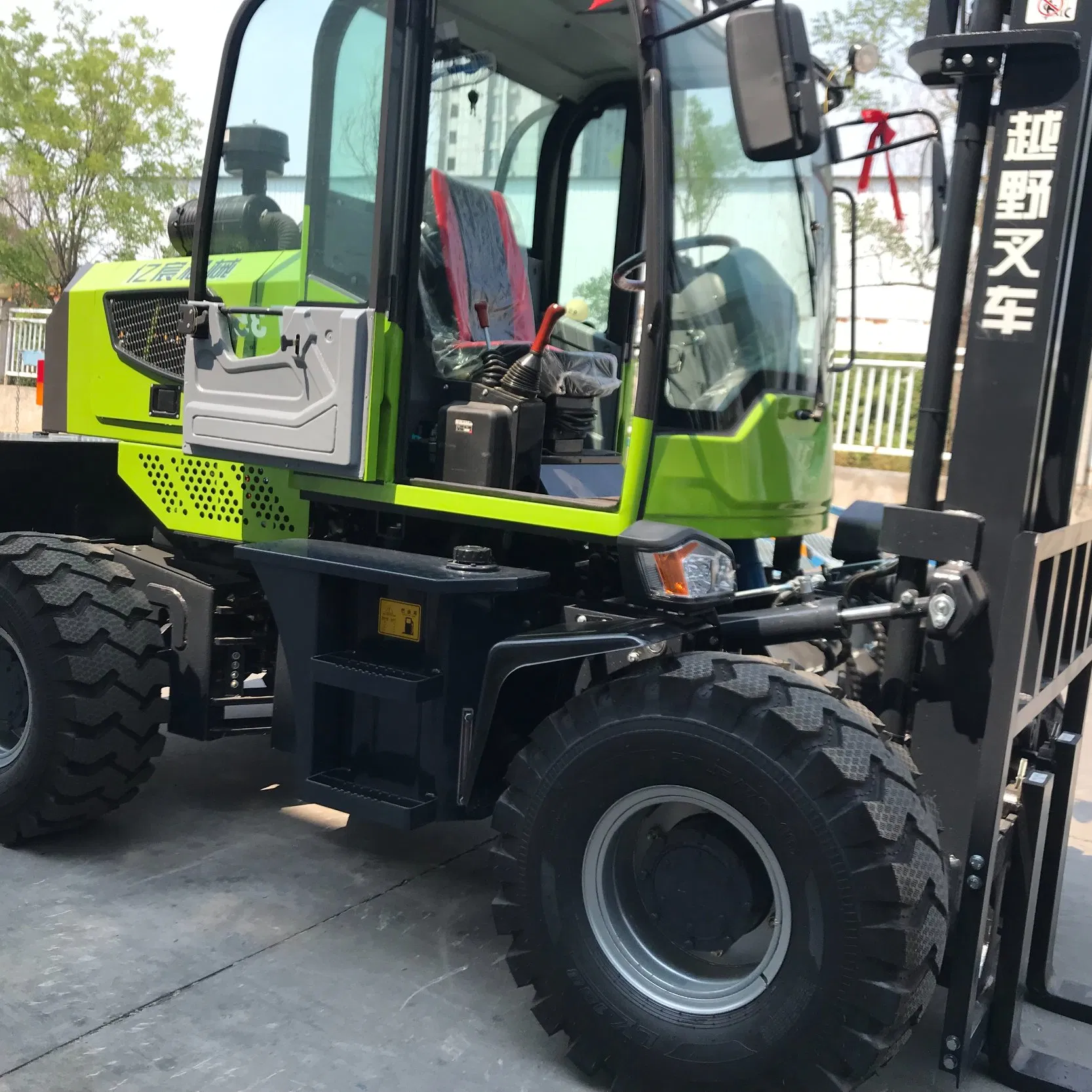Heavy-Duty 4WD Diesel Forklift Truck for Rough Terrain