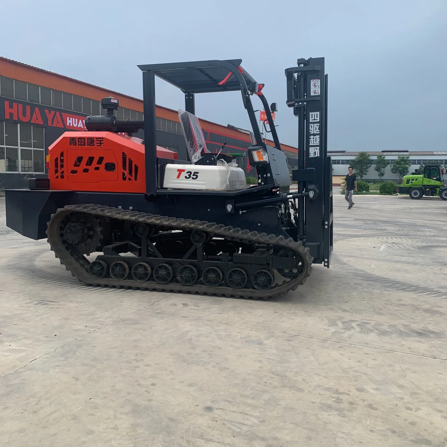 3.5 Ton 4 Wheel Drive All Rough Terrain Forklift Crawler off-Road Forklift It Lifts 3, 000 Kilos to a Height of 4.5 Meters