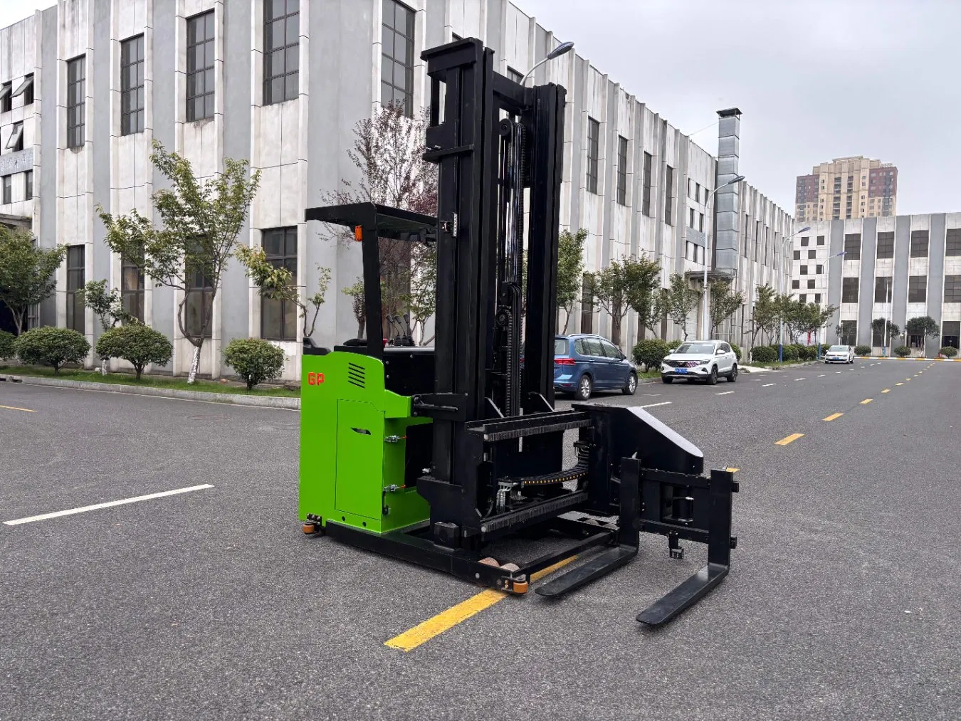 2t Three-Way Electric Forklift/3way Forklift: 6m Lift, 180° Rotation for Space-Optimized Warehousing.