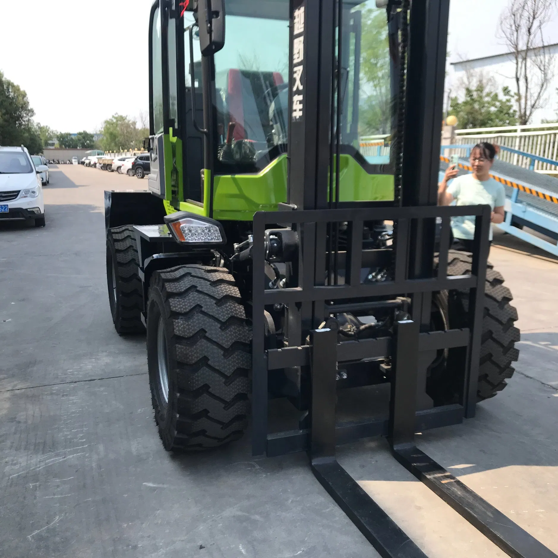 Heavy-Duty 4WD Diesel Forklift Truck for Rough Terrain