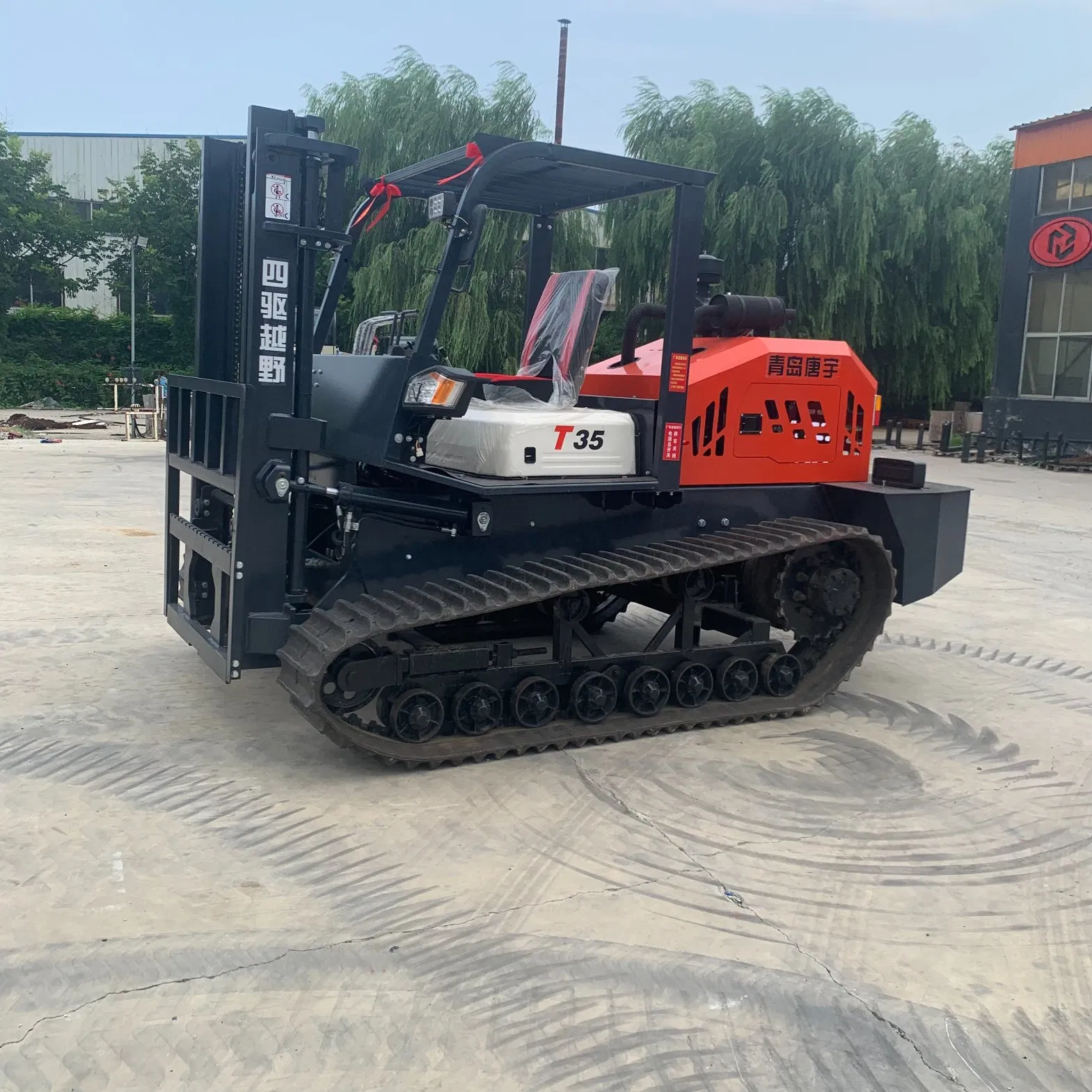 3.5 Ton 4 Wheel Drive All Rough Terrain Forklift Crawler off-Road Forklift It Lifts 3, 000 Kilos to a Height of 4.5 Meters