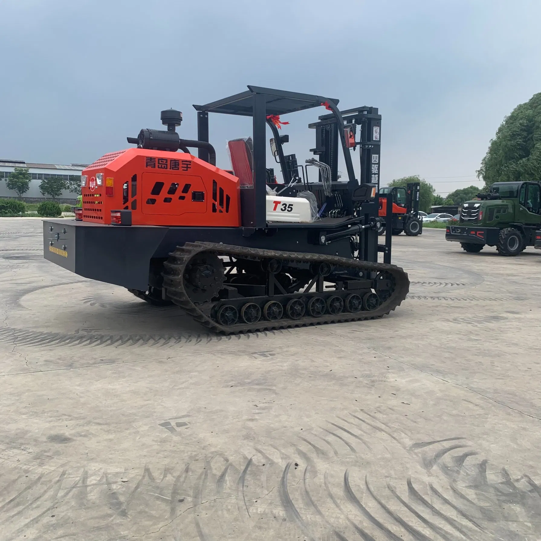 3.5 Ton 4 Wheel Drive All Rough Terrain Forklift Crawler off-Road Forklift It Lifts 3, 000 Kilos to a Height of 4.5 Meters