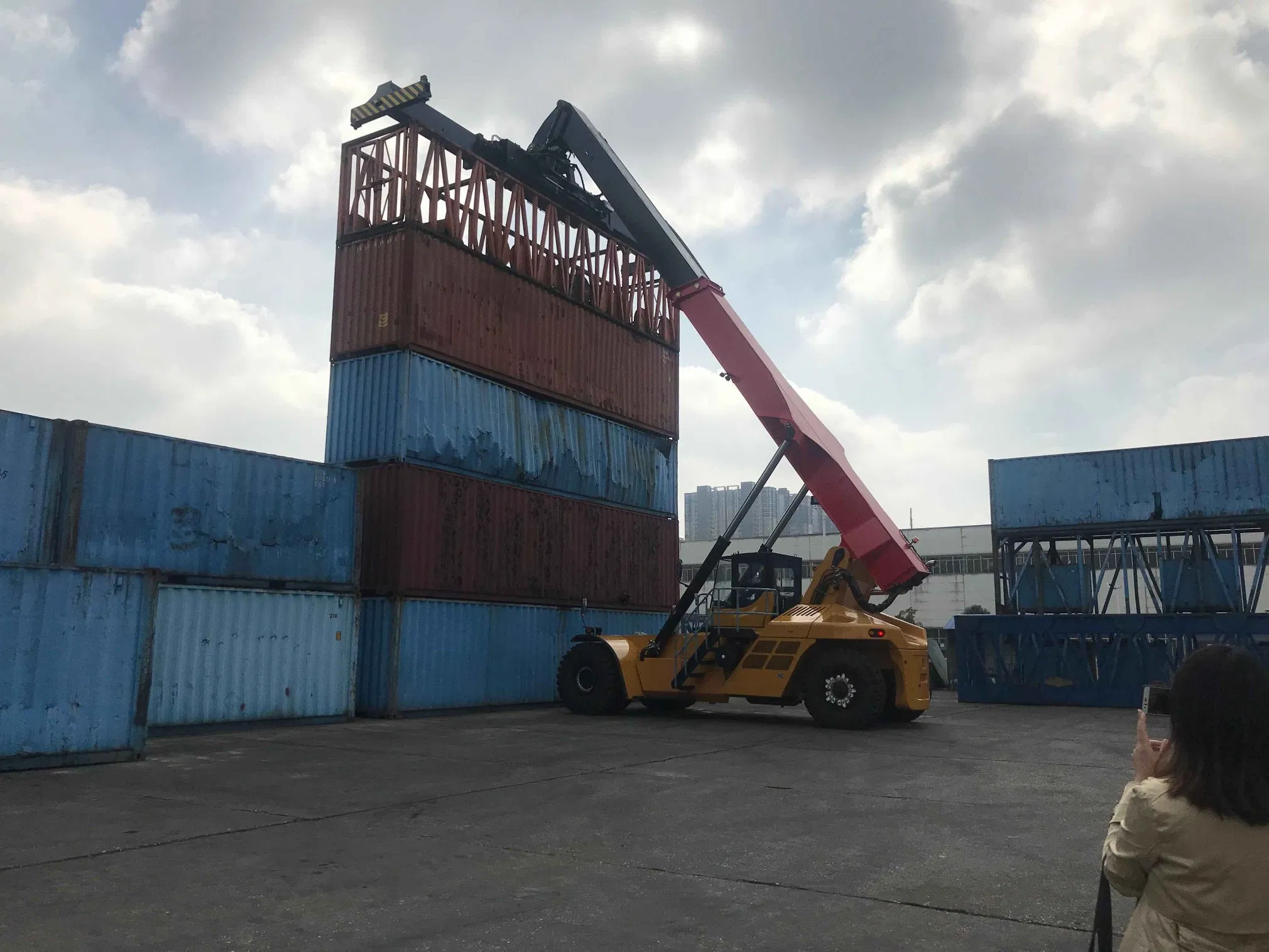 High Operating Efficiency Lifting Equipment 45ton Reach Stacker Srsc45h