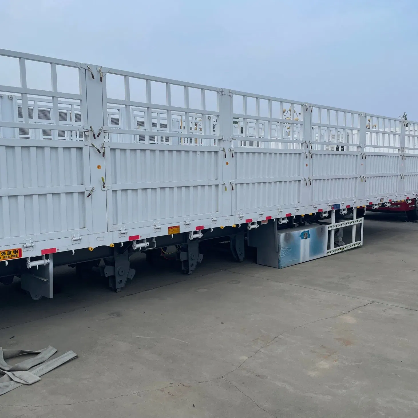 Multi-Functional Fence Semi Trailer for Logs &amp; Bulk Goods, 45FT Gooseneck with Extended Deck &amp; Ramp Door