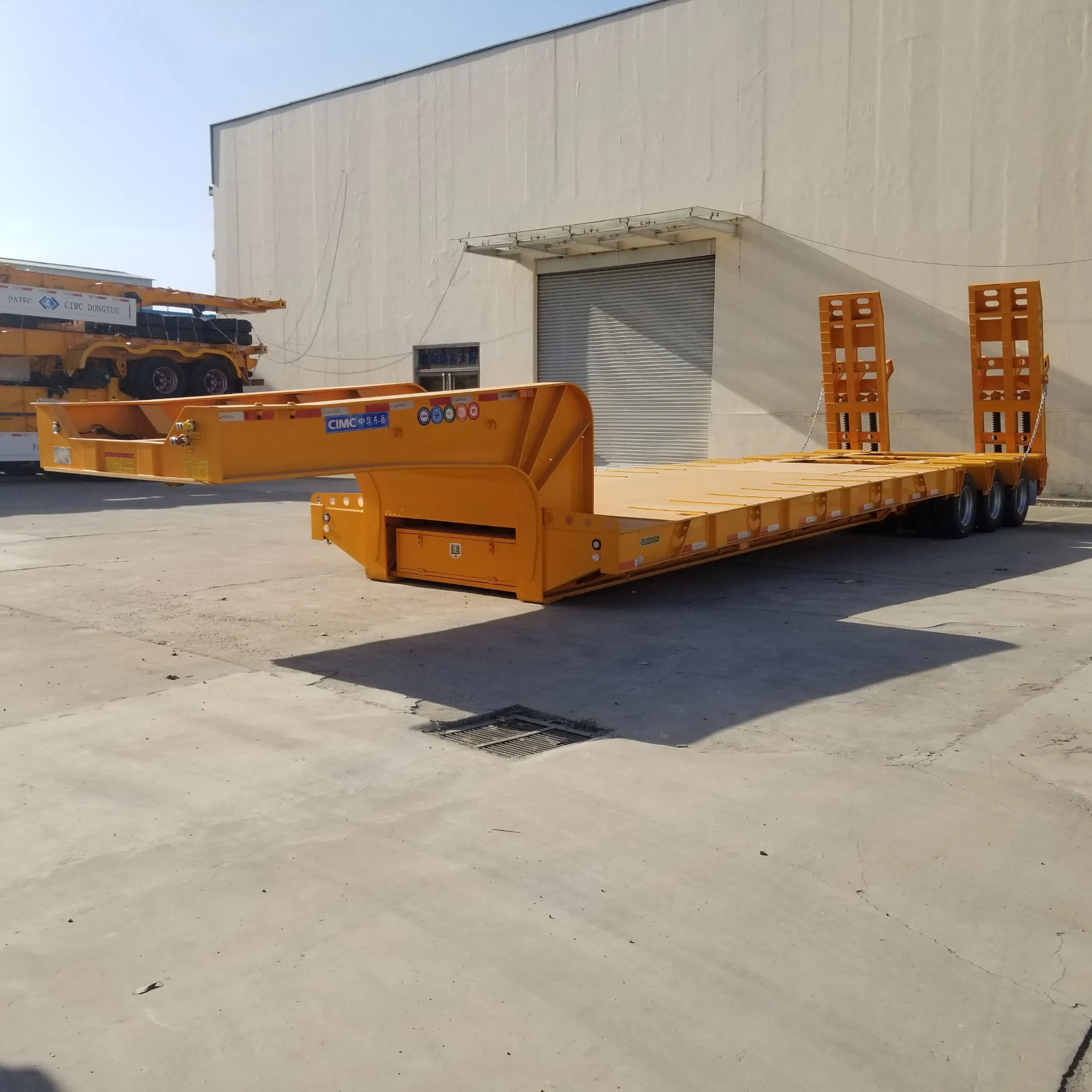 China High Quality 50 FT Excavator Lowbed Trailer 3 Axle 100 Ton Gooseneck Lowboy Flatbed Semi Truck Trailer Hydraulic Ramp Low