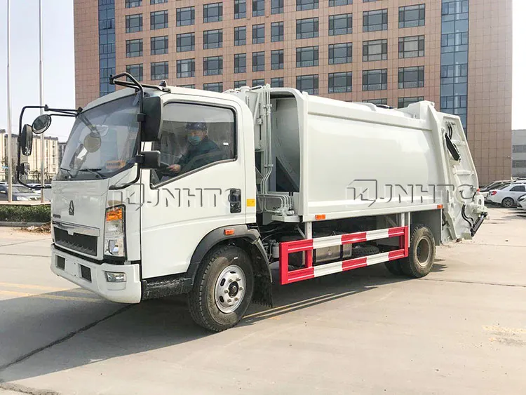 Garbage Compactor Truck 7