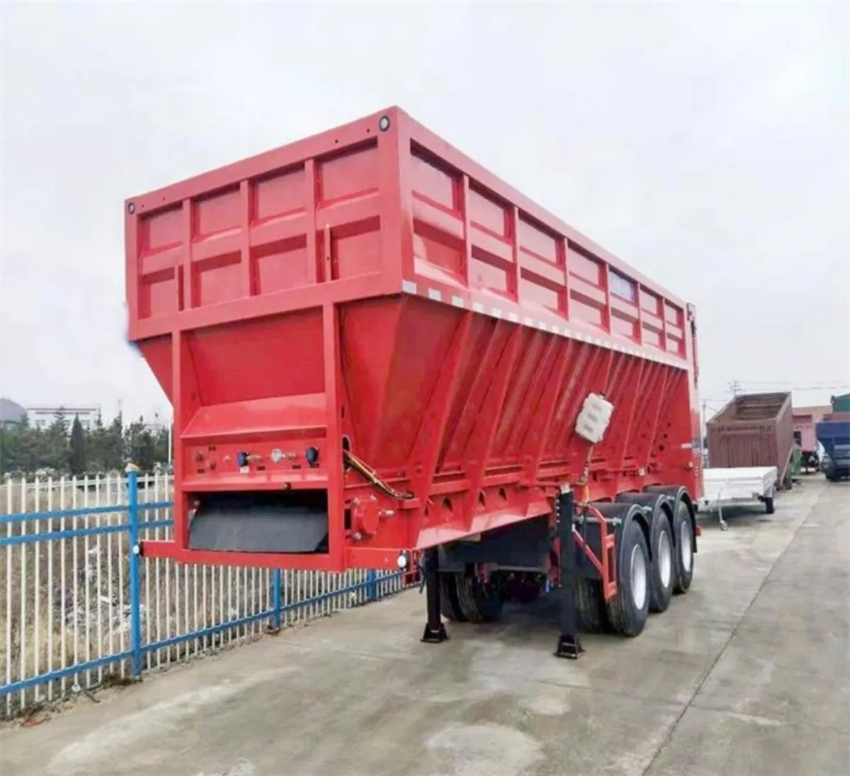 Grain Transport Semi-Trailer, Mobile Crawler Translational Dump, One-Button Enclosed Compartment, 30-60 Tons, Customized Axle