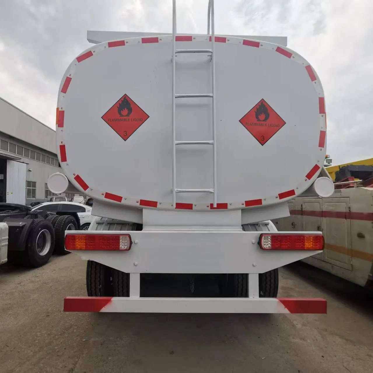 Used Special Purpose Vehicle Sino HOWO 8*4 Oil Tanker Truck