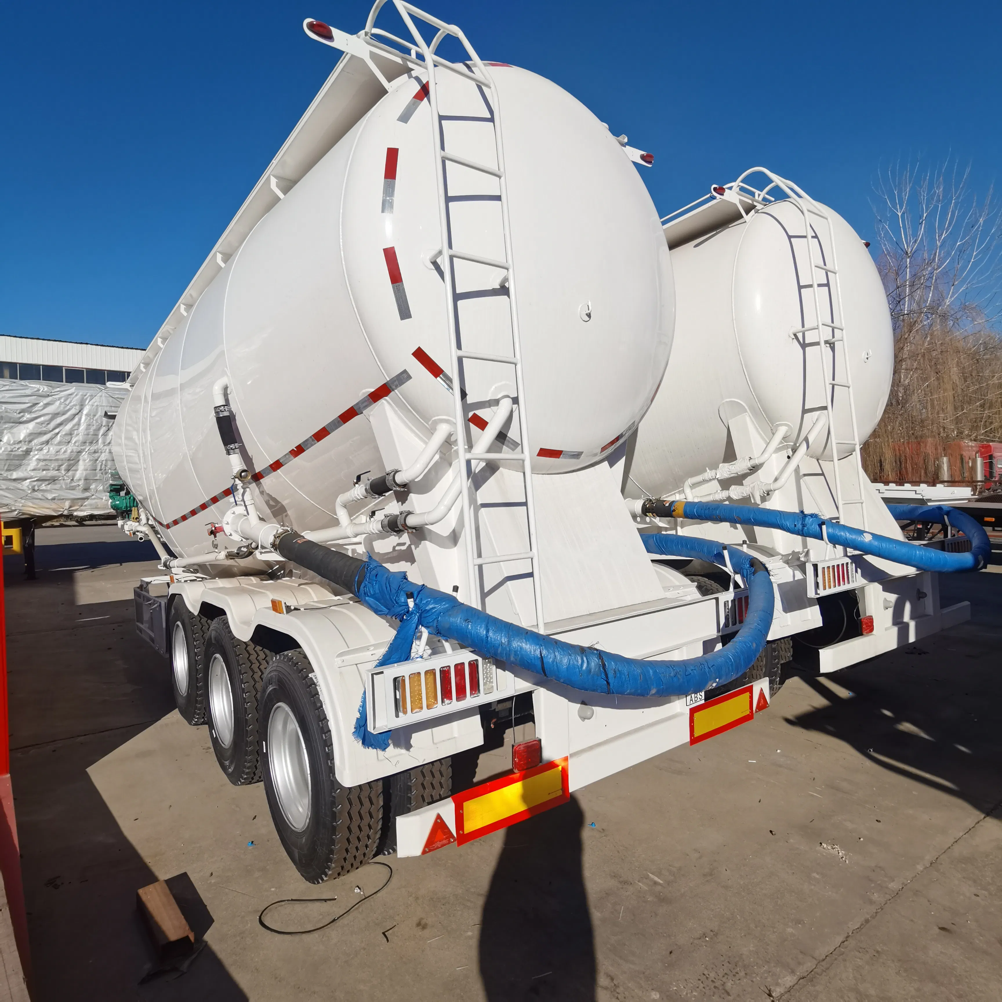 2/3 Axle 30/40/50 Cbm Bottom Discharge/Unloading Bulk Cement/Fly Ash/Flour/Powder Material Transport Tank/Tanker Heavy Duty Truck Semi Trailer