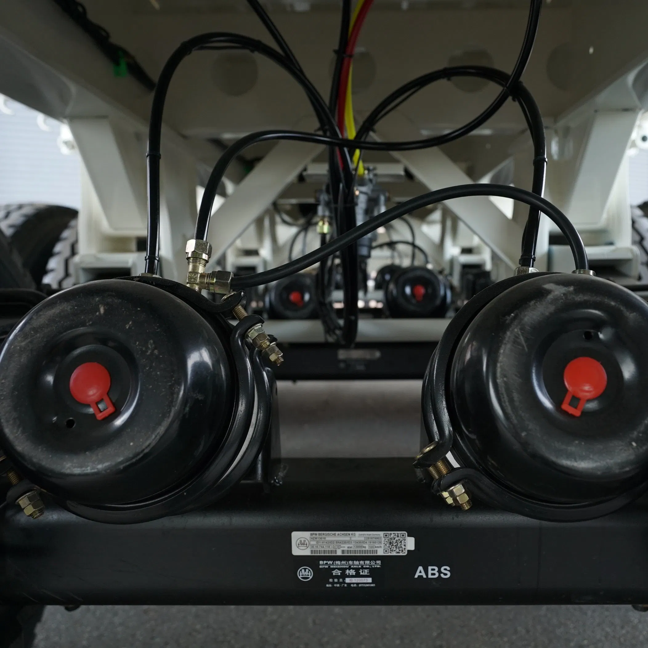 60ton 80tons 50feet 45feet 40feet Tri Axle Cargo/Container Transport Flatbed/Platform Truck Semi Trailer with 12PCS Twist Locks for Sale in Tanzania