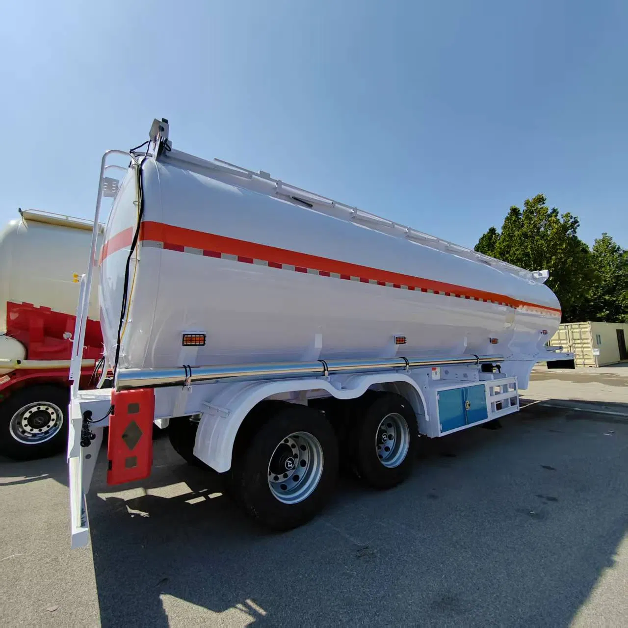 Factory Price 2 Axle Heavy Duty Carbon Steel Material Crude Oil Tanker Petrol Diesel Water Edible Fuel Tank Truck Semi Trailer