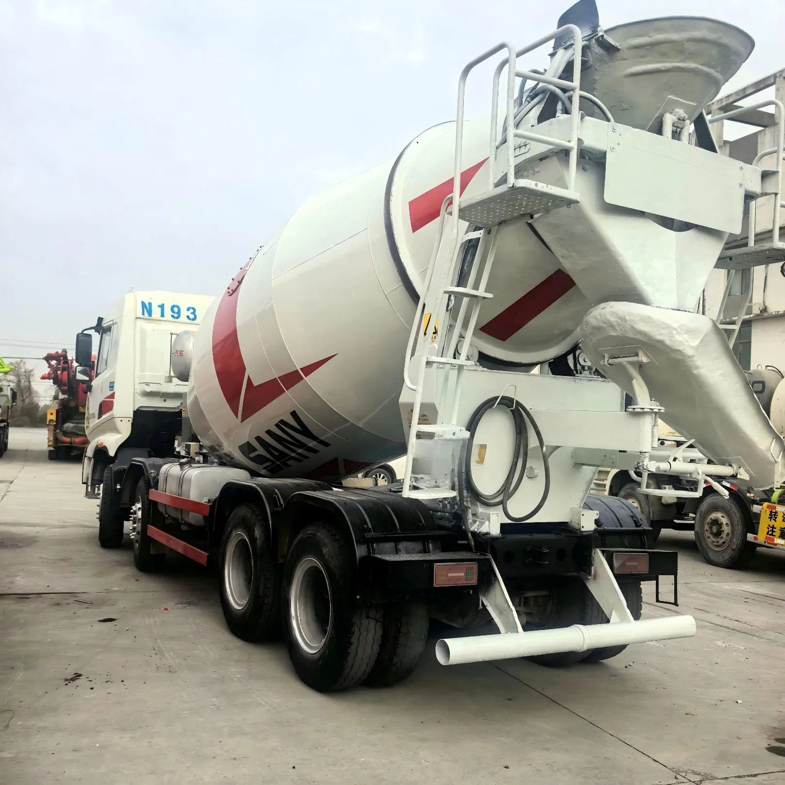 Ready to Delivery Used Concrete Mixer Truck Concrete Cement for Batching Plan
