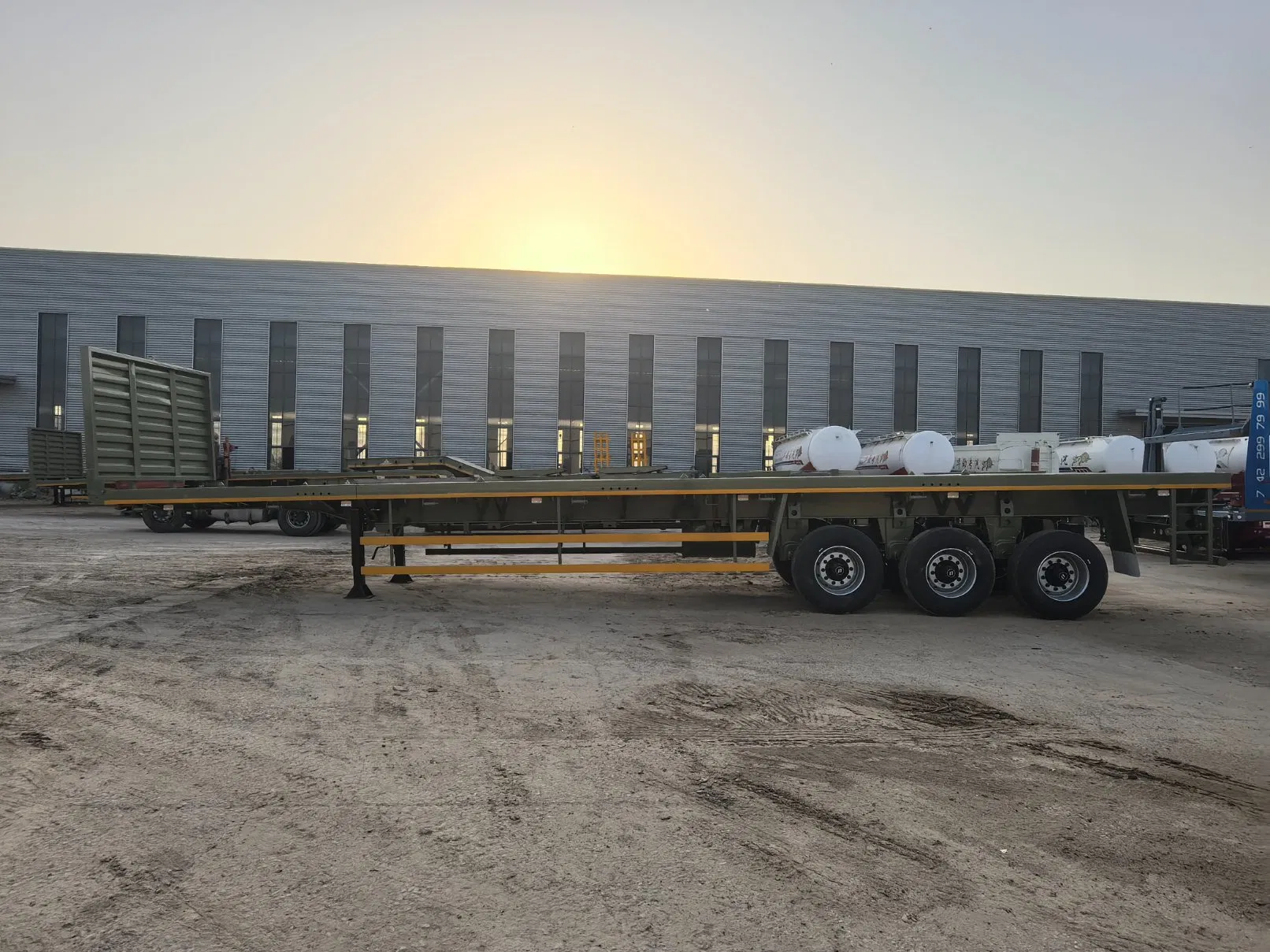 China Longyang Brand 3axles 60 Tons 20/40 Foot FT Container Shipping Flat Deck High Bed Platform Triaxle Flatbed Freight Truck Semi Trailer for Sale Price