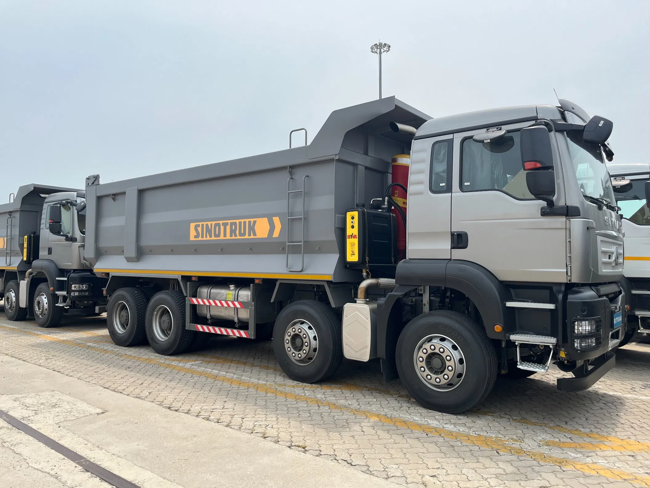 China Sinotruk/Sinotruck/HOWO 8X4 12wheel 40 T/Ton New Heavy Duty Cargo Dumper/Tipper/Dump Truck Price for Sale/Ethiopia/Delivery/Transport