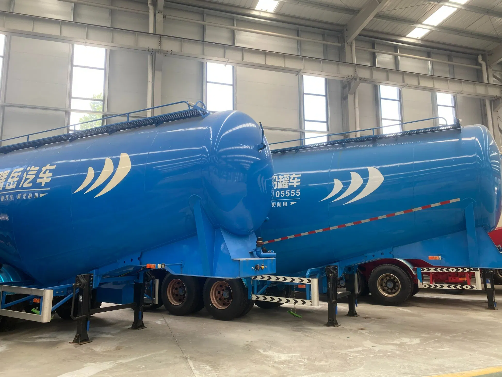 Vehicle Master Heavy Duty Bulk Cement Tanker Bulker Silo Cement Powder Semi Trailer for Sale