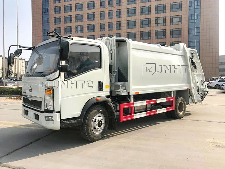 Garbage Compactor Truck 9