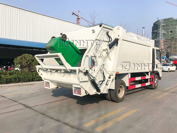Garbage Compactor Truck 6