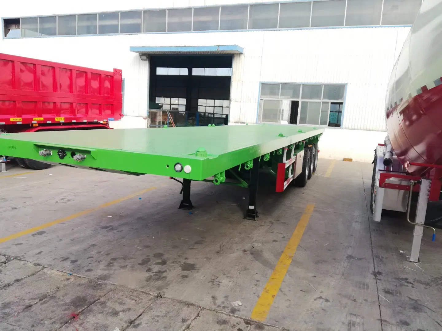 Spot Discounted International 2/3/4 Axles 50 Tons 20/40 Foot FT Container Shipping Flat Deck Platform Triaxle Flatbed Truck Semi Trailer