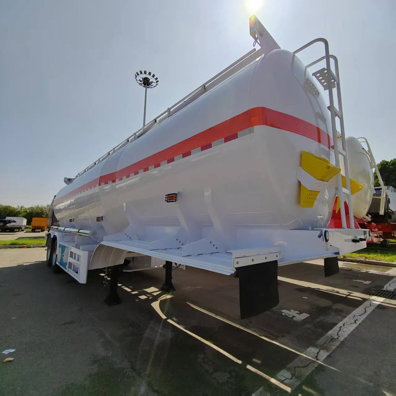 Factory Price 2 Axle Heavy Duty Carbon Steel Material Crude Oil Tanker Petrol Diesel Water Edible Fuel Tank Truck Semi Trailer