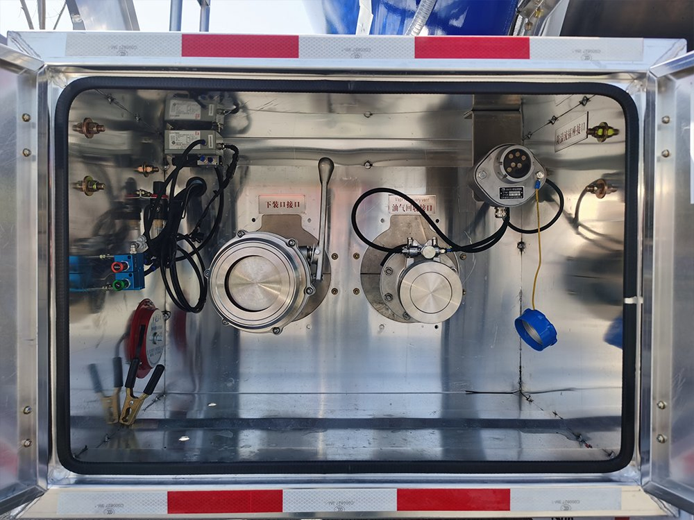 2025 High Quality New Tanker Semi-Trailer 3 Axles Aluminum Alloy Diesel Gasoline Transportation Tank Semi-Trailer