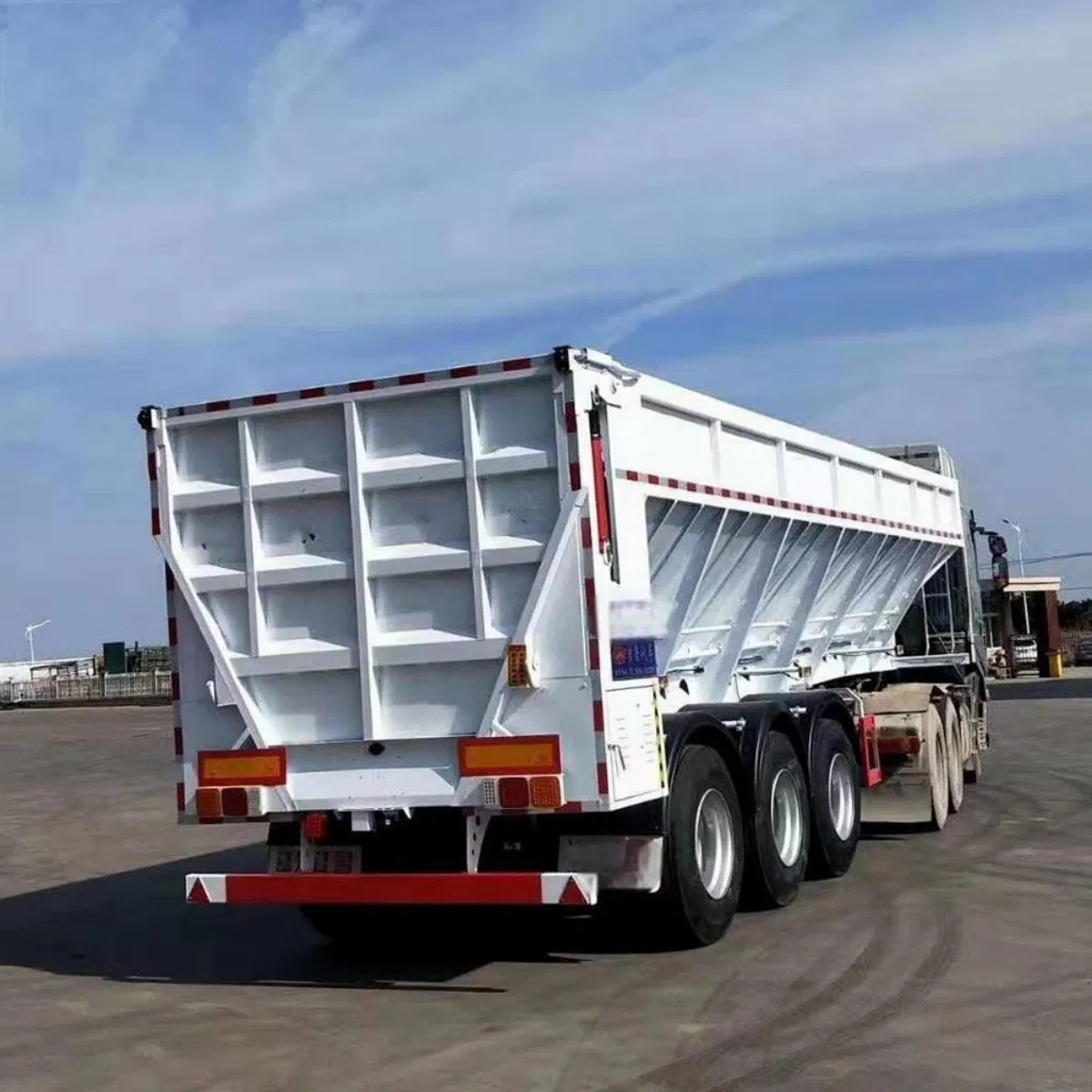 Grain Transport Semi-Trailer, Mobile Crawler Translational Dump, One-Button Enclosed Compartment, 30-60 Tons, Customized Axle