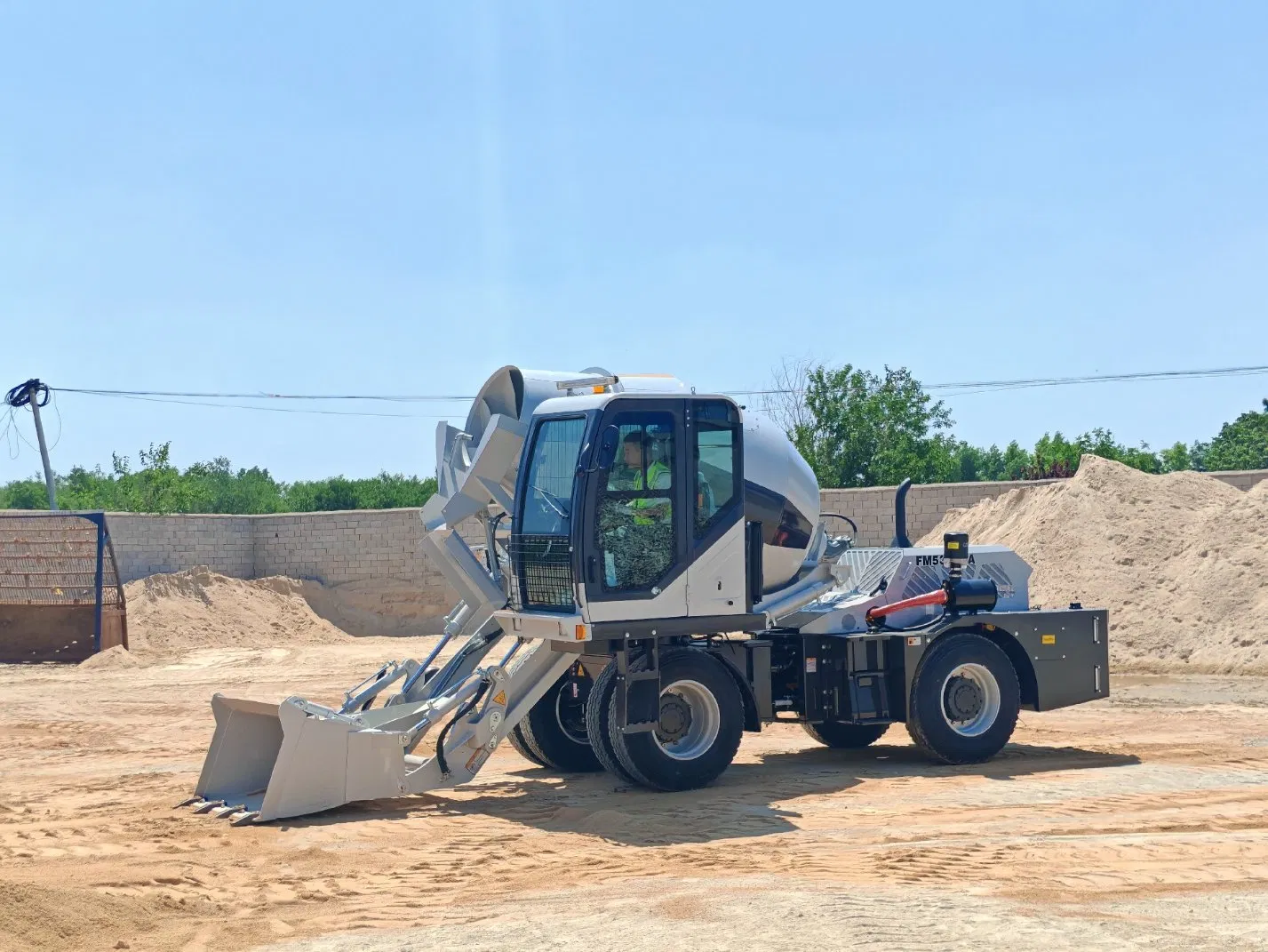 Hot Sale Fman 3.5 Cubic FM535SLA Self Loading Concrete Mixer Truck