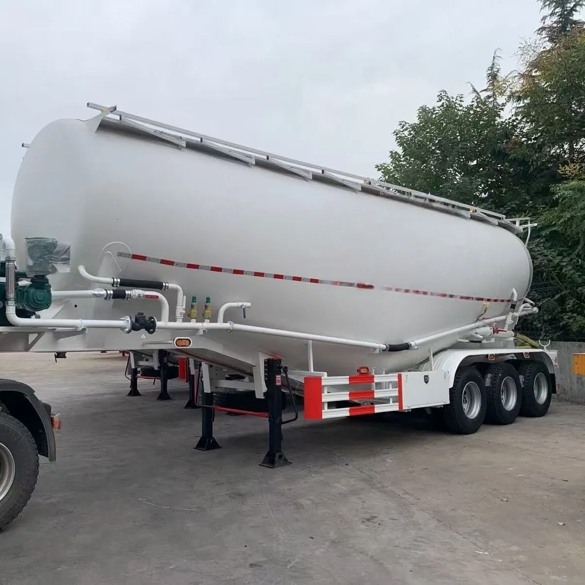 Cimc 30 Ton Cement Tank Trailer 35ton Bulk Cement Trailer 40 Ton Dry Bulk Cement Trailer 3 Axles Powder Tanker Trailer 45ton Cement Transport Semi Trailer