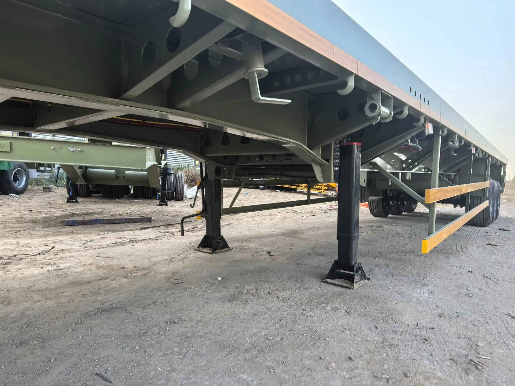 China Longyang Brand 3axles 60 Tons 20/40 Foot FT Container Shipping Flat Deck High Bed Platform Triaxle Flatbed Freight Truck Semi Trailer for Sale Price