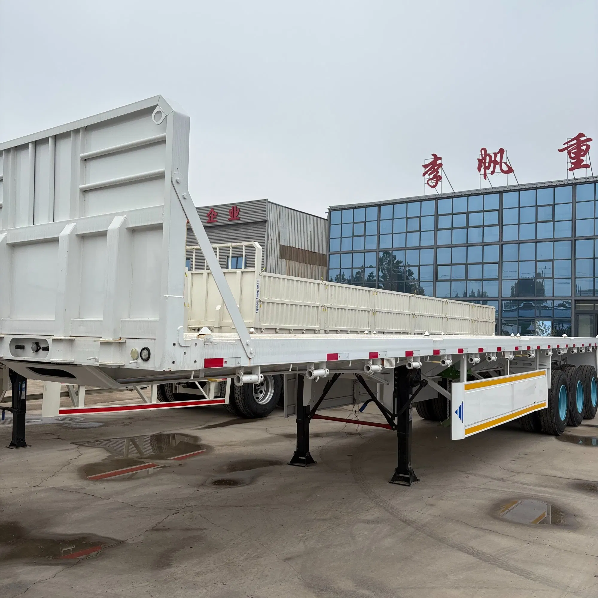 Durable Multi-Purpose Loading Platform for Long-Haul Flatbed Semi Trailer