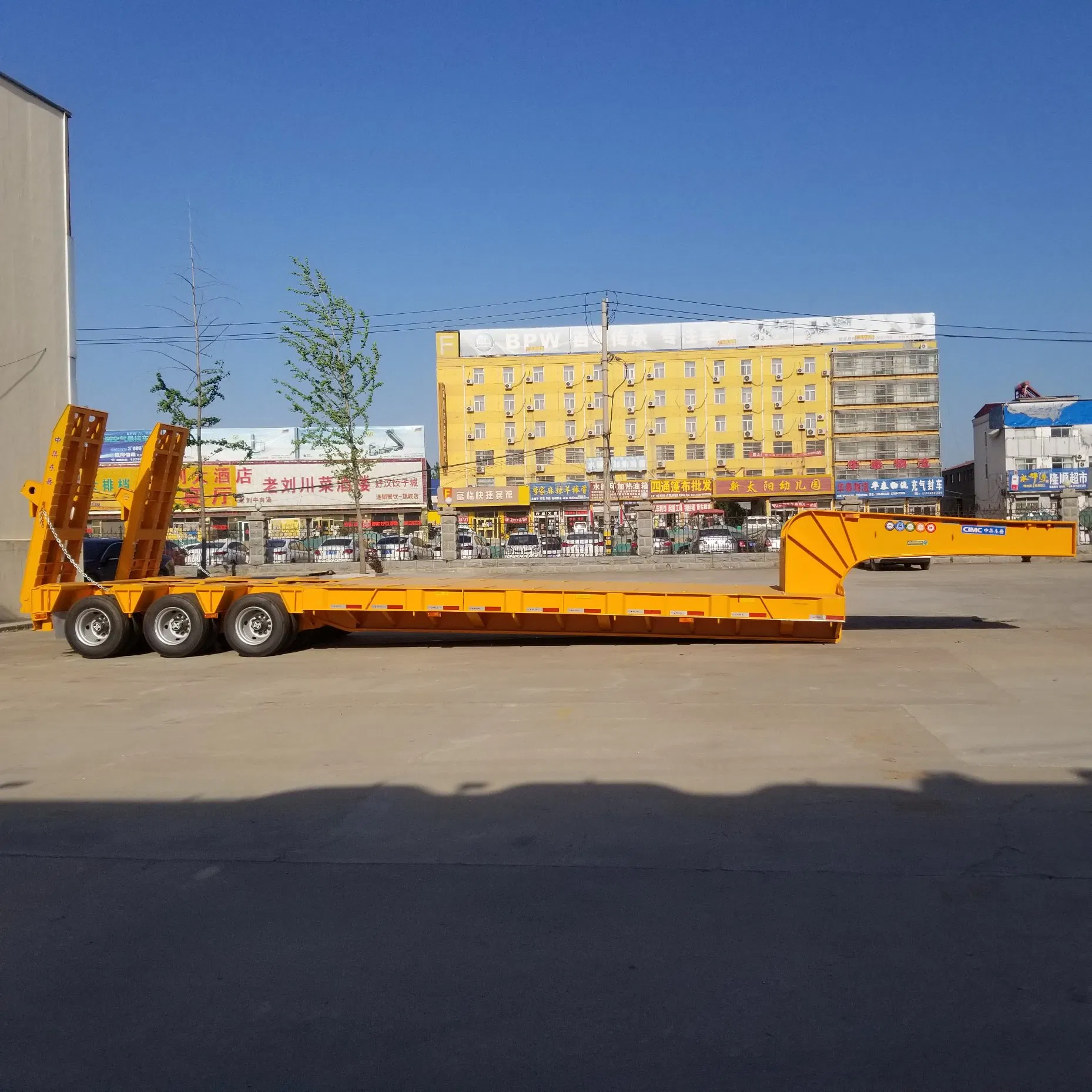 China High Quality 50 FT Excavator Lowbed Trailer 3 Axle 100 Ton Gooseneck Lowboy Flatbed Semi Truck Trailer Hydraulic Ramp Low