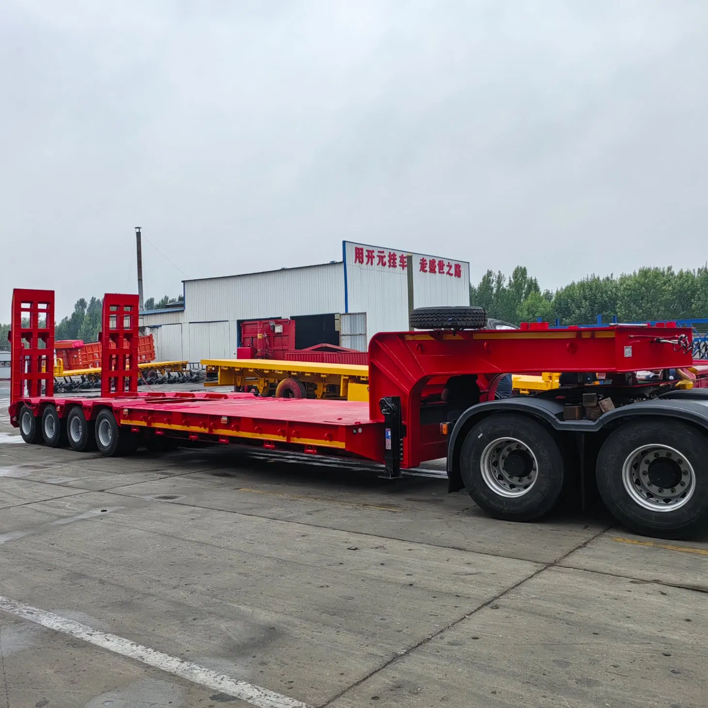 Flatbed Semi-Trailer 4 Axles Low Cargo Platform Small Tire Trailer Excavator Transport Vehicle