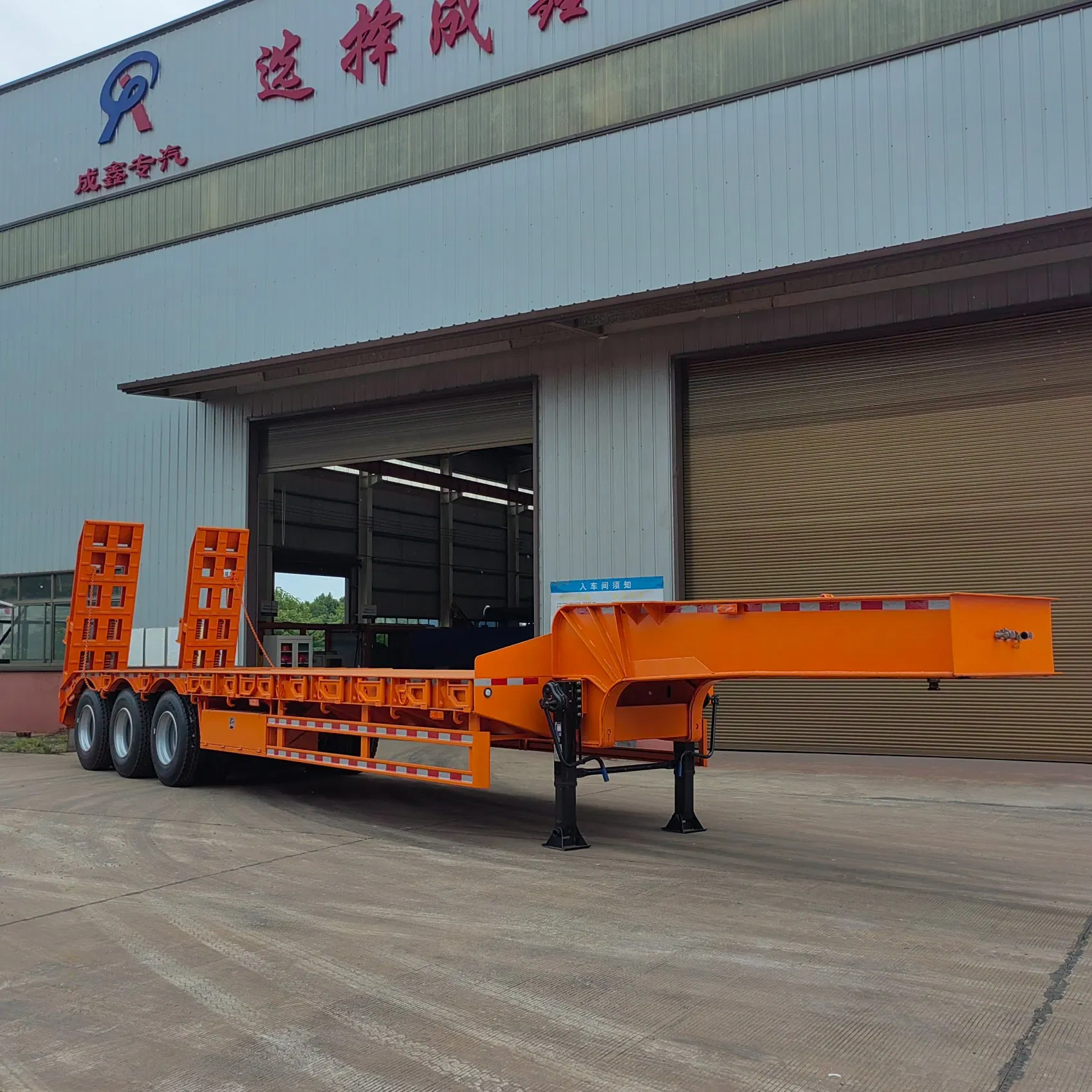 China Factory 3 4 5 Axle 60ton Truck Trailer Hydraulic Ramp Low Bed Lowboy Semi Trailer for Excavator Transport