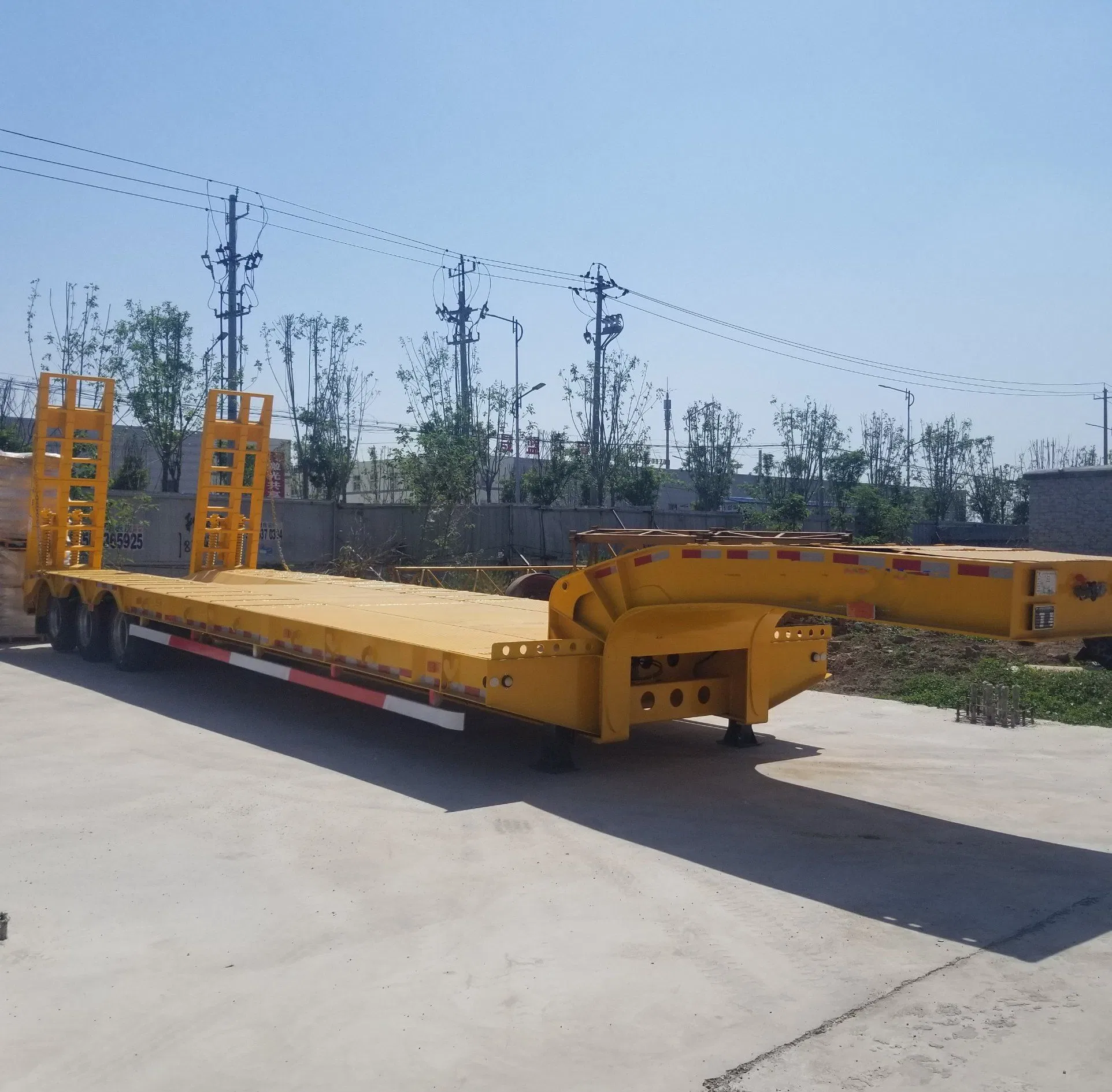 China High Quality 50 FT Excavator Lowbed Trailer 3 Axle 100 Ton Gooseneck Lowboy Flatbed Semi Truck Trailer Hydraulic Ramp Low