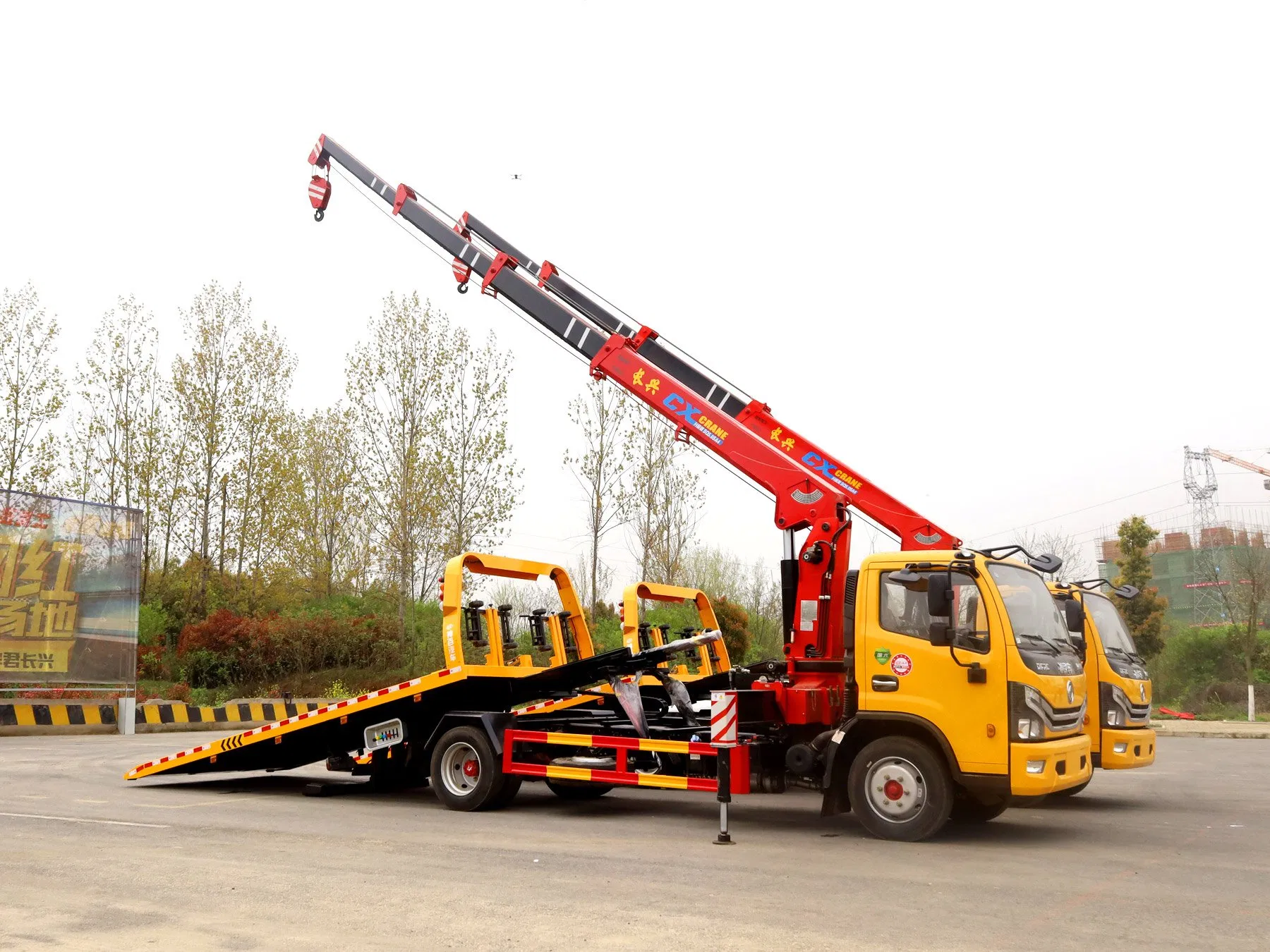 New Design Special Purpose Dongfeng 4X2 Flatbed Tow Truck with 5 Ton Crane for Rescue and Lifting Cars