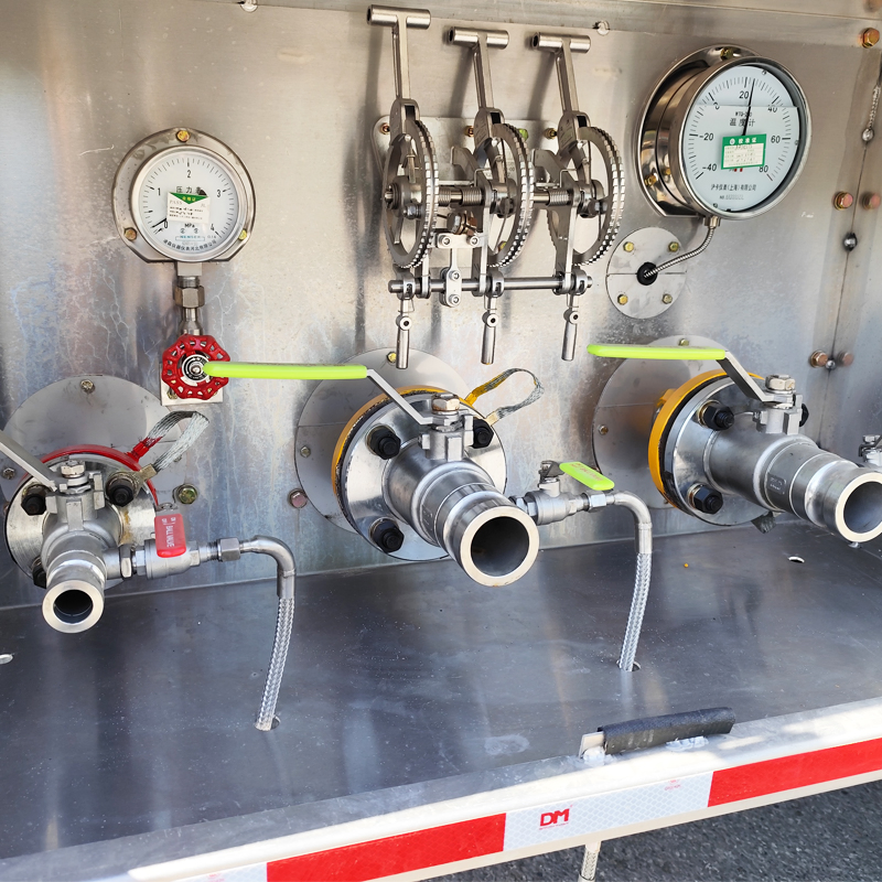 Cheap Price Cryogenic Liquid Oxygen CO2 LNG LPG Gas Transport Tank with Semi Truck Trailer