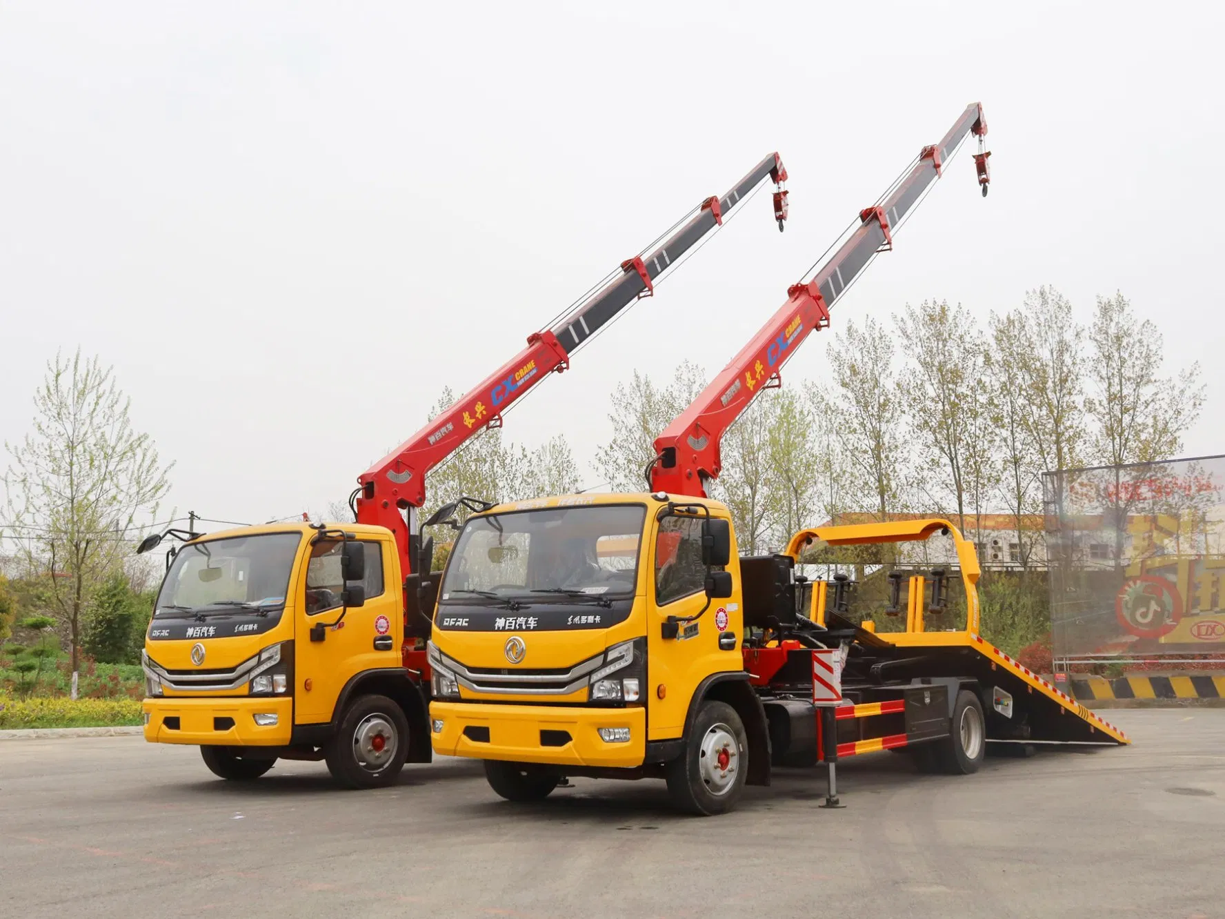 New Design Special Purpose Dongfeng 4X2 Flatbed Tow Truck with 5 Ton Crane for Rescue and Lifting Cars