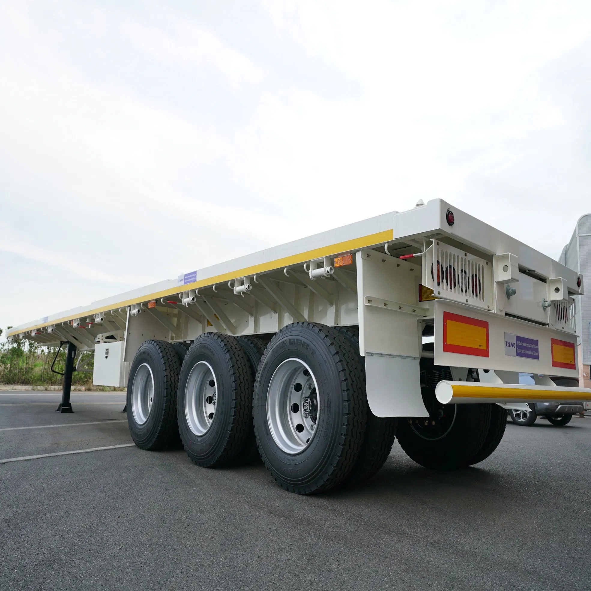 60ton 80tons 50feet 45feet 40feet Tri Axle Cargo/Container Transport Flatbed/Platform Truck Semi Trailer with 12PCS Twist Locks for Sale in Tanzania
